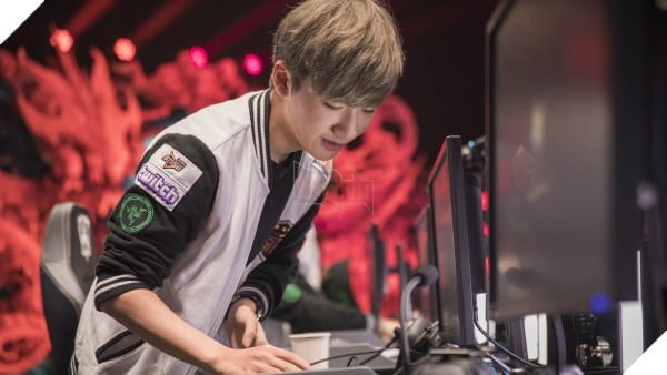 Netizen Hàn tôn sùng Faker sau chiến thắng của SKT trước Misfits 10