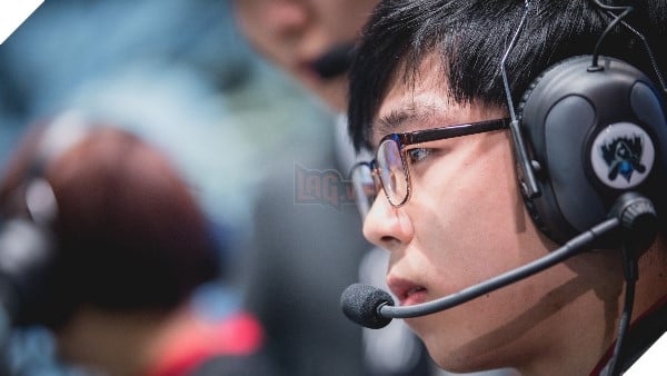 Netizen Hàn tôn sùng Faker sau chiến thắng của SKT trước Misfits 12