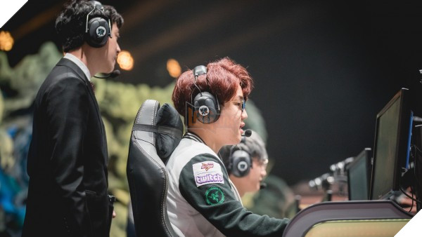 Netizen Hàn tôn sùng Faker sau chiến thắng của SKT trước Misfits 35