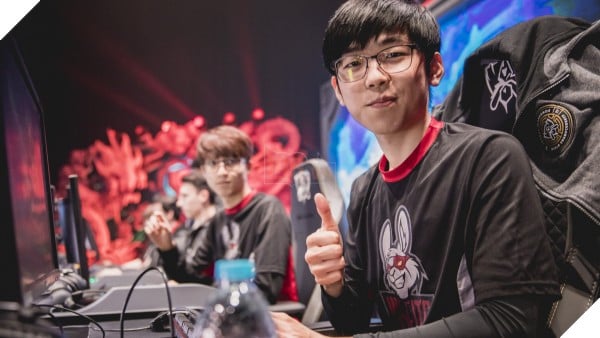 Netizen Hàn tôn sùng Faker sau chiến thắng của SKT trước Misfits 9