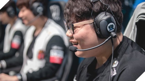 Netizen Hàn tôn sùng Faker sau chiến thắng của SKT trước Misfits