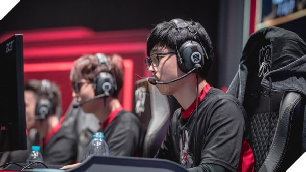 Netizen Hàn tôn sùng Faker sau chiến thắng của SKT trước Misfits 14