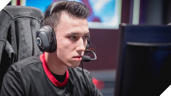 Netizen Hàn tôn sùng Faker sau chiến thắng của SKT trước Misfits 28