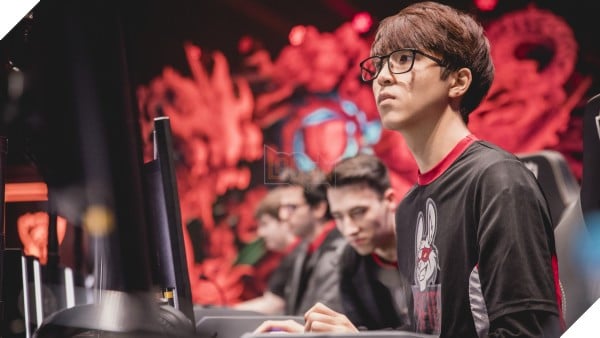 Netizen Hàn tôn sùng Faker sau chiến thắng của SKT trước Misfits 3