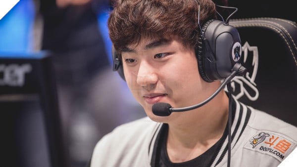 Netizen Hàn tôn sùng Faker sau chiến thắng của SKT trước Misfits 2