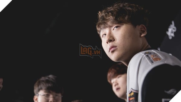 Netizen Hàn tôn sùng Faker sau chiến thắng của SKT trước Misfits 13