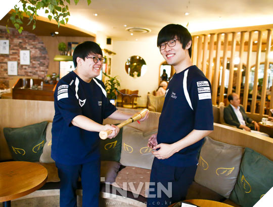 Netizen Hàn tôn sùng Faker sau chiến thắng của SKT trước Misfits 40