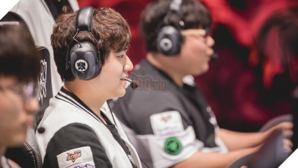 Netizen Hàn tôn sùng Faker sau chiến thắng của SKT trước Misfits 8