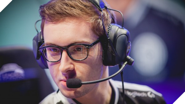 Netizen Hàn tôn sùng Faker sau chiến thắng của SKT trước Misfits 23