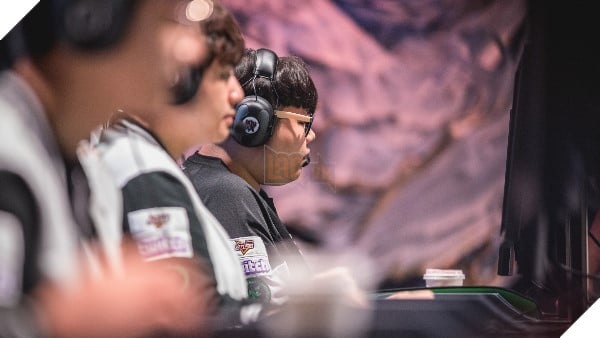 Netizen Hàn tôn sùng Faker sau chiến thắng của SKT trước Misfits 17