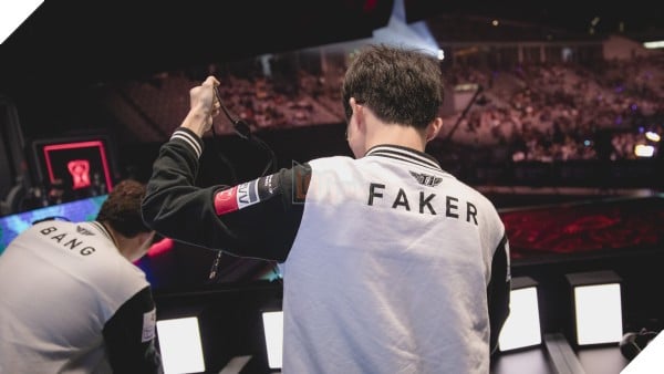 Netizen Hàn tôn sùng Faker sau chiến thắng của SKT trước Misfits 6