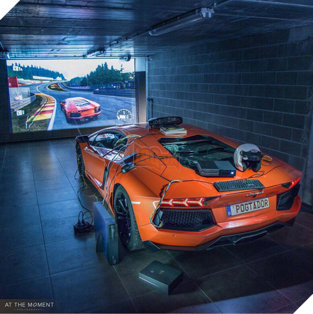 Xuất hiện game thủ chịu chơi nhất năm: biến siêu xe chục tỷ thành bộ điều khiển chơi game