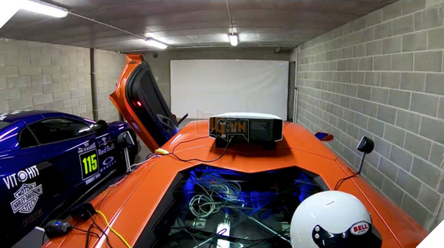 Xuất hiện game thủ chịu chơi nhất năm: biến siêu xe chục tỷ thành bộ điều khiển chơi game