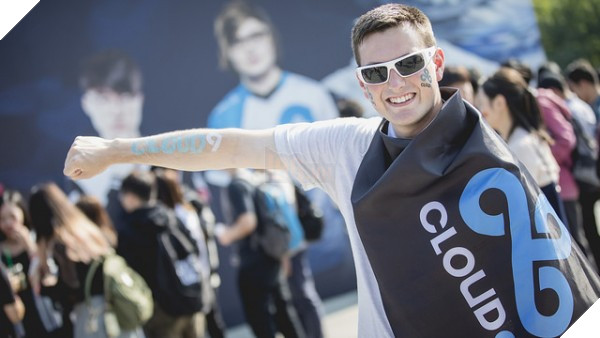 Tin vắn CKTG 2017: SKT T1 trình làng mẫu áo đấu mới, vé xem bán kết sắp cán mốc 1000$