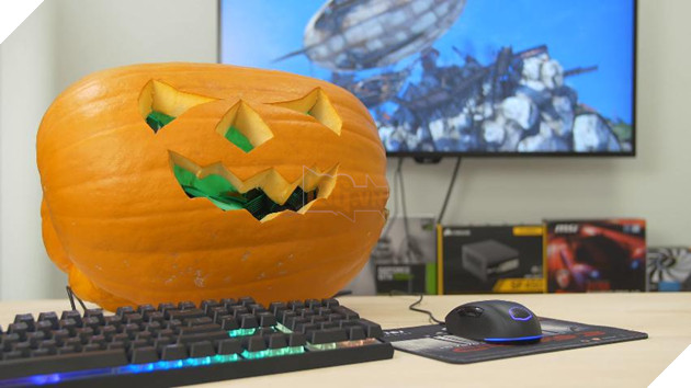 Thán phục anh chàng build máy ngay trong quả bí ngô để mừng Halloween