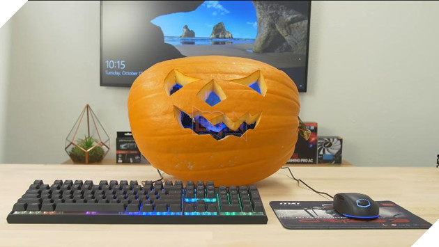 Thán phục anh chàng build máy ngay trong quả bí ngô để mừng Halloween 3