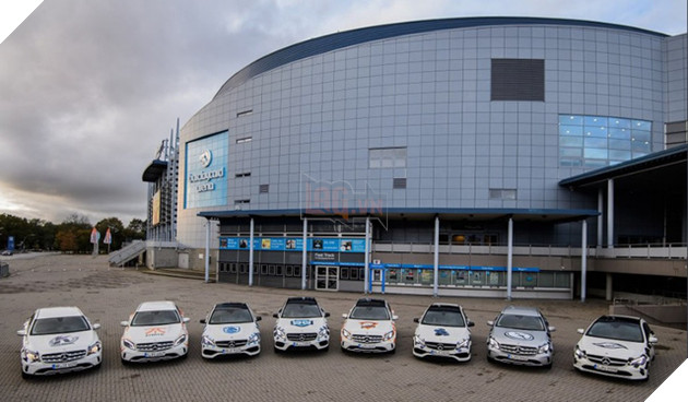 
Dàn xe siêu khủng có logo của từng team tham dự.
