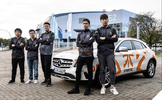 
Những chàng trai team Fnatic khoe dáng bên siêu xe.
