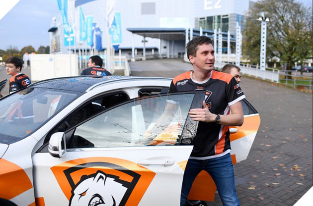 
Tập đoàn gấu Nga Virtus Pro cũng ngầu không kém.
