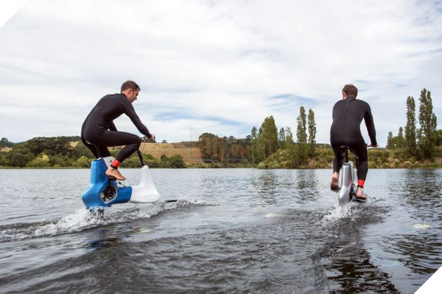 Người ta nghĩ ra cách đạp xe trên nước rồi đây này - Ảnh 1.