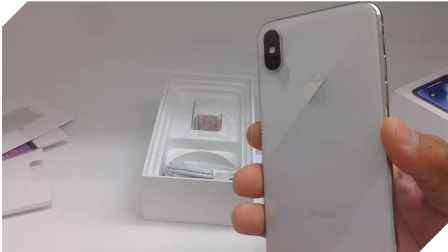 Lộ clip đập hộp iPhone X đầu tiên trên thế giới