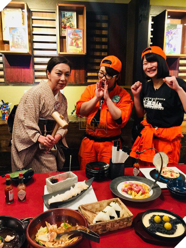 
Các nhân viên trong quán Robo Kichi.
