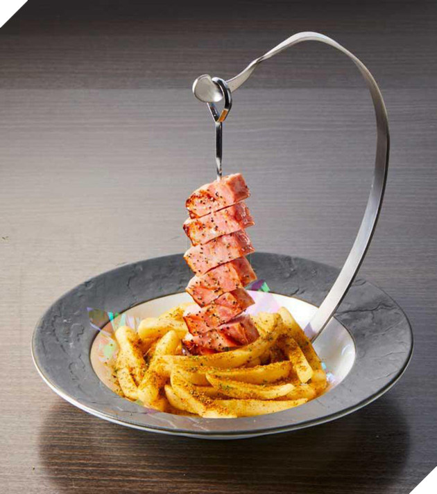 
Những miếng thịt được treo lên trên khoai tây chiên nhìn thật ngon miệng.
