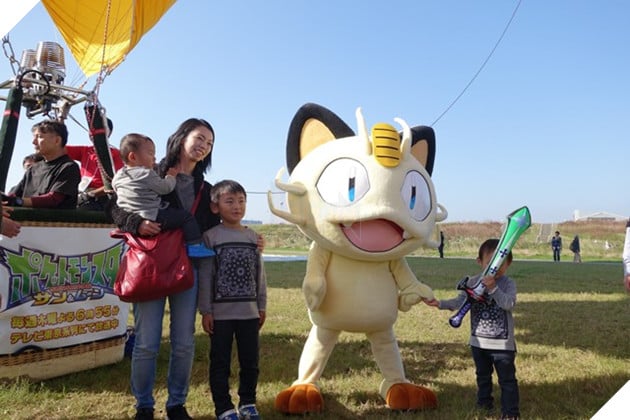 Fan Pokemon bất ngờ vì sự xuất hiện của khinh khí cầu Meowth trên bầu trời