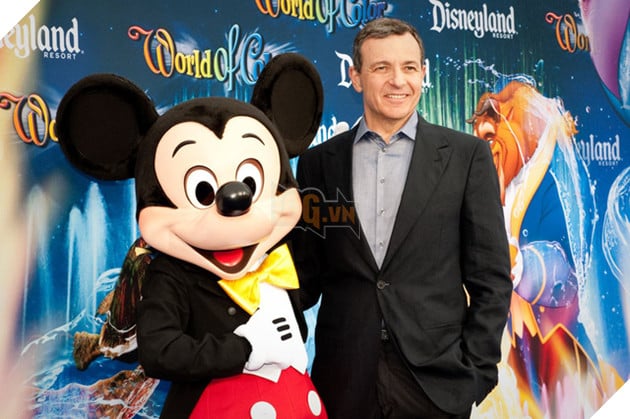 
Bob Iger chụp hình cùng Mikey Mouse.
