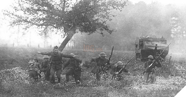 Hình ảnh lính Pháp tập luyện cùng Trung đoàn 26 thuộc Sư đoàn 1 của quân đội Mỹ