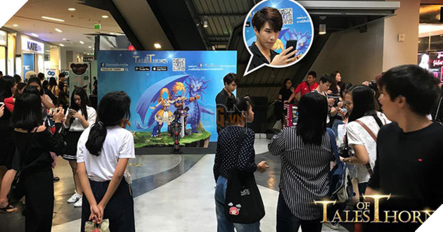 
Thần tượng Natakarn Dusitakorn (Thái Lan) chụp ảnh với biển quảng cáo game
