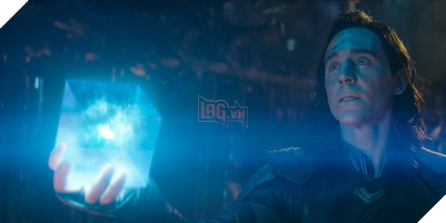 
Loki dâng cục Tesseract cho người bí mật
