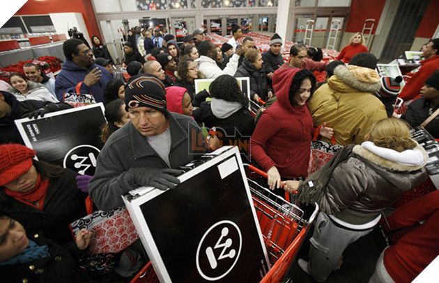 Người tiêu dùng Mỹ xếp hàng đón Black Friday