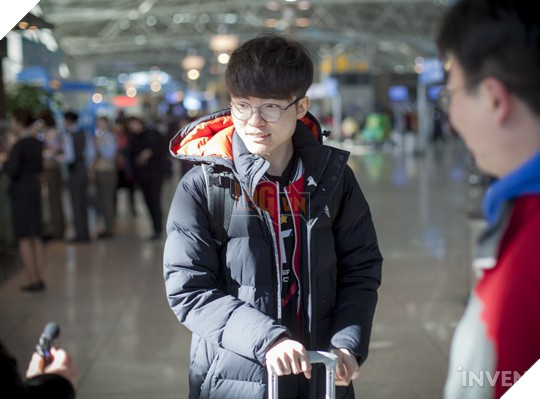 Đội hình Siêu Sao Đại Chiến Hàn Quốc chính thức ra sân bay đến Mỹ: Faker cười tươi rạng rỡ, vợ chồng Ambition "bịn rịn"