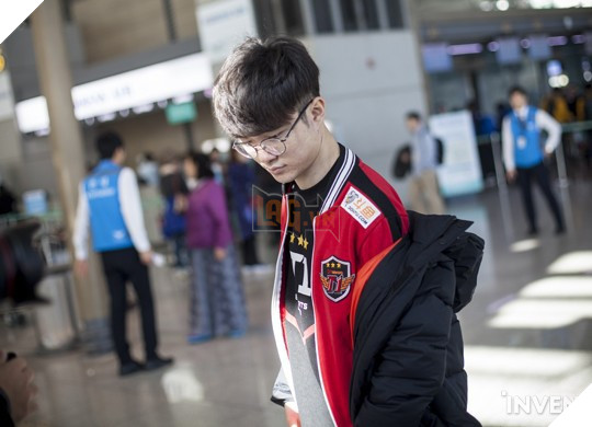 Đội hình Siêu Sao Đại Chiến Hàn Quốc chính thức ra sân bay đến Mỹ: Faker cười tươi rạng rỡ, vợ chồng Ambition "bịn rịn"