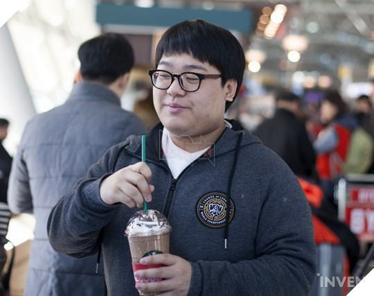 Đội hình Siêu Sao Đại Chiến Hàn Quốc chính thức ra sân bay đến Mỹ: Faker cười tươi rạng rỡ, vợ chồng Ambition "bịn rịn"