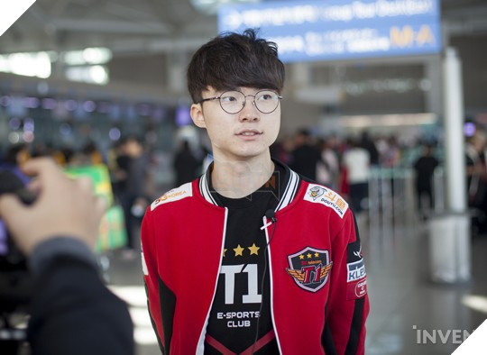 Đội hình Siêu Sao Đại Chiến Hàn Quốc chính thức ra sân bay đến Mỹ: Faker cười tươi rạng rỡ, vợ chồng Ambition "bịn rịn"