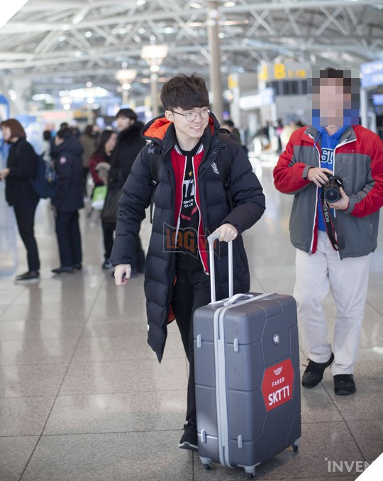 Đội hình Siêu Sao Đại Chiến Hàn Quốc chính thức ra sân bay đến Mỹ: Faker cười tươi rạng rỡ, vợ chồng Ambition "bịn rịn"
