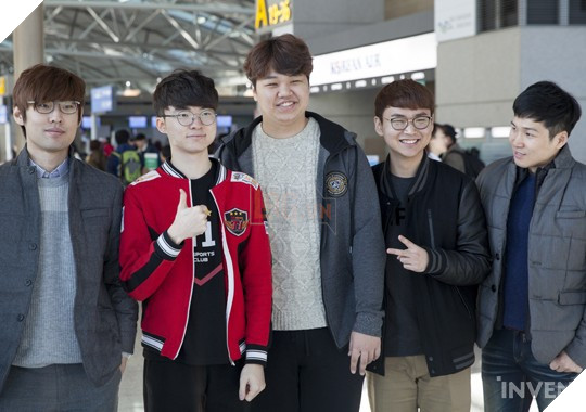 Đội hình Siêu Sao Đại Chiến Hàn Quốc chính thức ra sân bay đến Mỹ: Faker cười tươi rạng rỡ, vợ chồng Ambition "bịn rịn"