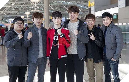 Đội hình Siêu Sao Đại Chiến Hàn Quốc chính thức ra sân bay đến Mỹ: Faker cười tươi rạng rỡ, vợ chồng Ambition "bịn rịn"