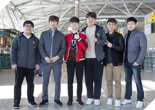 Đội hình Siêu Sao Đại Chiến Hàn Quốc chính thức ra sân bay đến Mỹ: Faker cười tươi rạng rỡ, vợ chồng Ambition "bịn rịn"