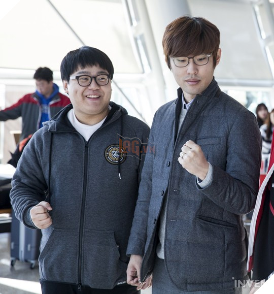 Đội hình Siêu Sao Đại Chiến Hàn Quốc chính thức ra sân bay đến Mỹ: Faker cười tươi rạng rỡ, vợ chồng Ambition "bịn rịn"