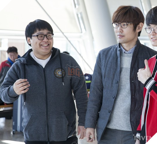 Đội hình Siêu Sao Đại Chiến Hàn Quốc chính thức ra sân bay đến Mỹ: Faker cười tươi rạng rỡ, vợ chồng Ambition "bịn rịn"