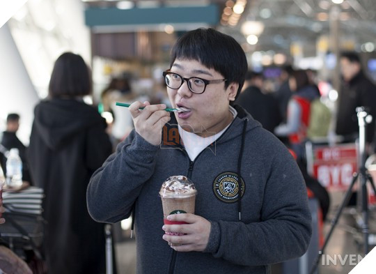 Đội hình Siêu Sao Đại Chiến Hàn Quốc chính thức ra sân bay đến Mỹ: Faker cười tươi rạng rỡ, vợ chồng Ambition "bịn rịn"