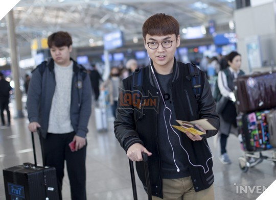 Đội hình Siêu Sao Đại Chiến Hàn Quốc chính thức ra sân bay đến Mỹ: Faker cười tươi rạng rỡ, vợ chồng Ambition "bịn rịn"