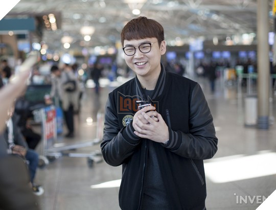 Đội hình Siêu Sao Đại Chiến Hàn Quốc chính thức ra sân bay đến Mỹ: Faker cười tươi rạng rỡ, vợ chồng Ambition "bịn rịn"
