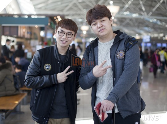 Đội hình Siêu Sao Đại Chiến Hàn Quốc chính thức ra sân bay đến Mỹ: Faker cười tươi rạng rỡ, vợ chồng Ambition "bịn rịn"
