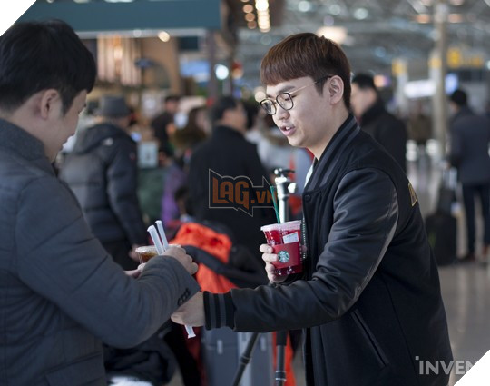 Đội hình Siêu Sao Đại Chiến Hàn Quốc chính thức ra sân bay đến Mỹ: Faker cười tươi rạng rỡ, vợ chồng Ambition "bịn rịn"