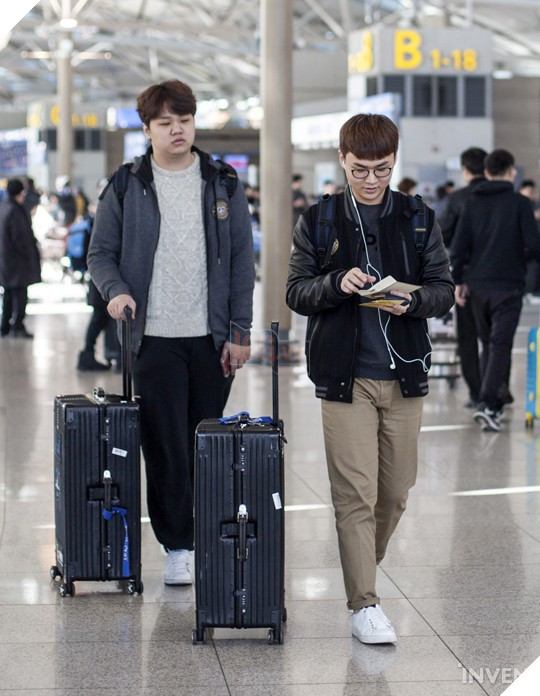Đội hình Siêu Sao Đại Chiến Hàn Quốc chính thức ra sân bay đến Mỹ: Faker cười tươi rạng rỡ, vợ chồng Ambition "bịn rịn"