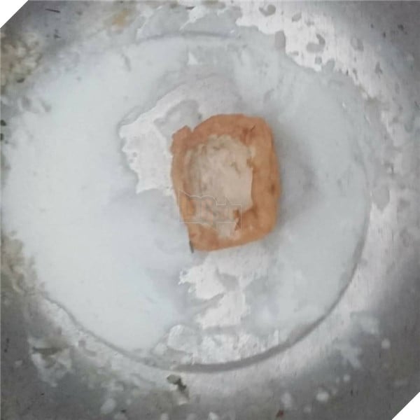 
Miếng đậu bị "bỏ rơi" sau khi đã được khoét hết phần thịt. (Ảnh: Nguyễn Tuấn Trung).